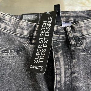 Brand new H &M size 6 black super skinny jeggings! Smoke free home NWT